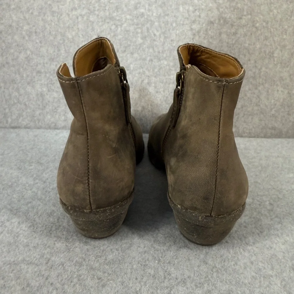 Clarks Womens  Size 8 M / 39 Dusty Brown Ankle Boots Booties Suede Leather Boho